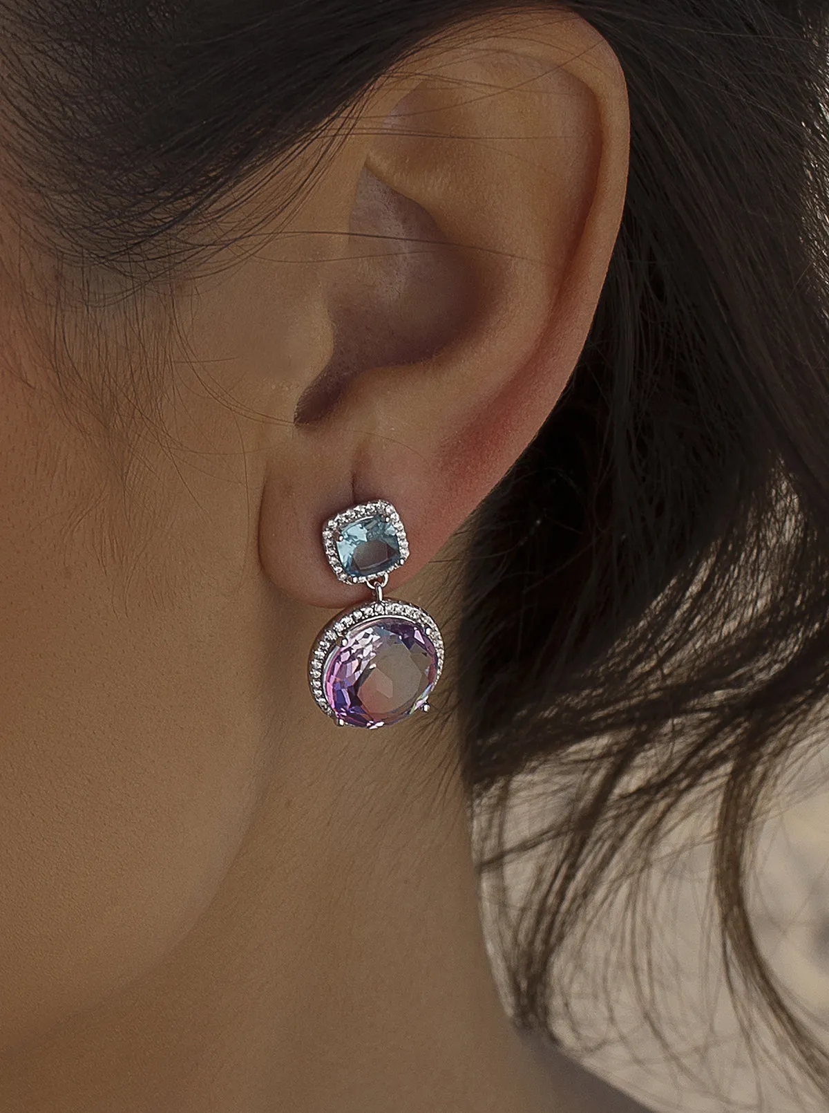 Pendientes de piedras de colores en tonos azul y fucsia